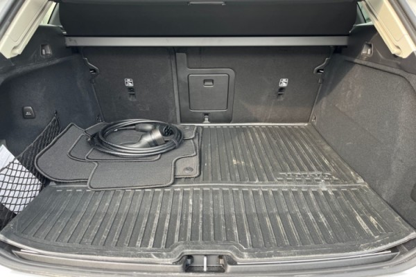 Esittelykuva Volvo XC60 lataushybridiautosta.