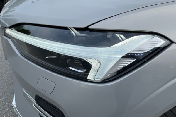 Esittelykuva Volvo XC60 lataushybridiautosta.