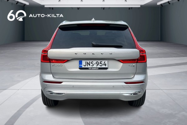 Esittelykuva Volvo XC60 lataushybridiautosta.