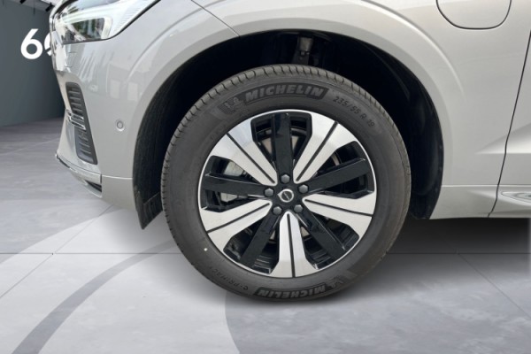 Esittelykuva Volvo XC60 lataushybridiautosta.