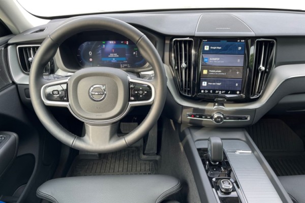 Esittelykuva Volvo XC60 lataushybridiautosta.