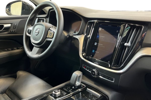 Esittelykuva VOLVO V60 lataushybridiautosta.