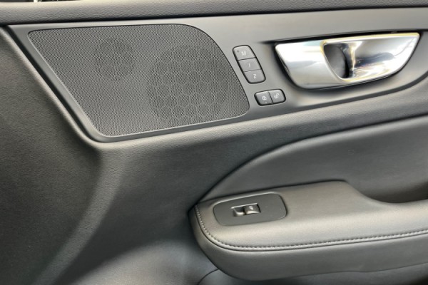 Esittelykuva VOLVO V60 lataushybridiautosta.