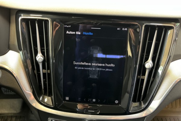Esittelykuva VOLVO V60 lataushybridiautosta.