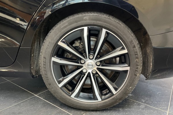 Esittelykuva VOLVO V60 lataushybridiautosta.