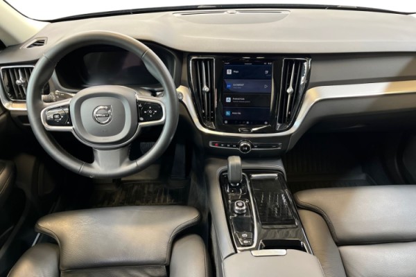 Esittelykuva VOLVO V60 lataushybridiautosta.