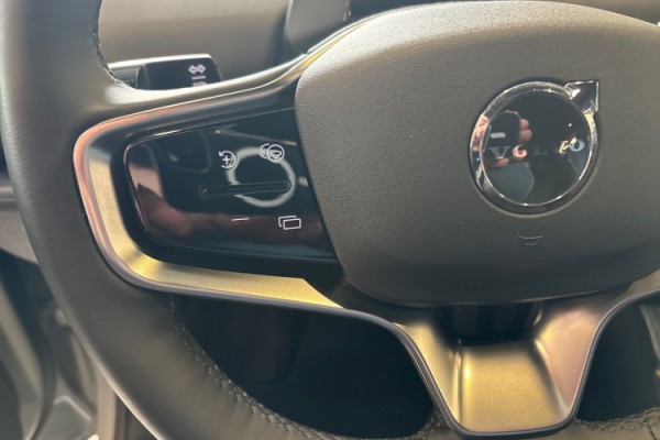 Esittelykuva Volvo EX30 täyssähköautosta.