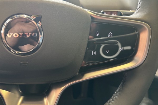 Esittelykuva Volvo EX30 täyssähköautosta.