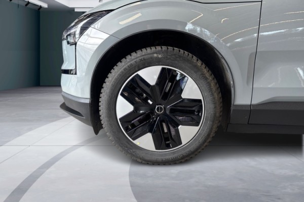 Esittelykuva Volvo EX30 täyssähköautosta.