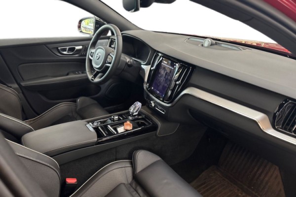 Esittelykuva Volvo V60 lataushybridiautosta.