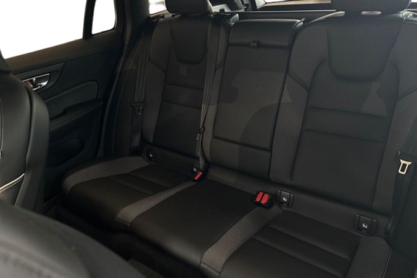 Esittelykuva Volvo V60 lataushybridiautosta.