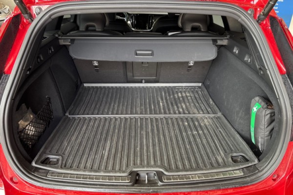 Esittelykuva Volvo V60 lataushybridiautosta.