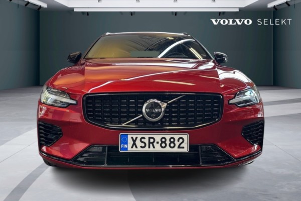 Esittelykuva Volvo V60 lataushybridiautosta.