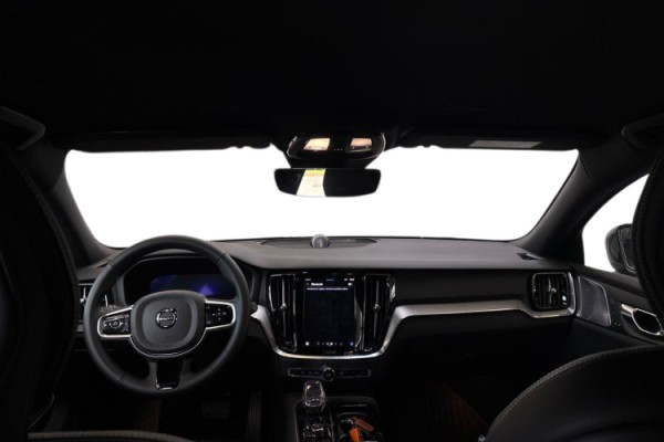 Esittelykuva Volvo V60 lataushybridiautosta.