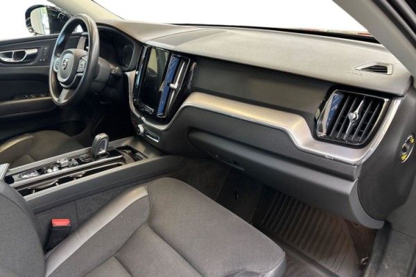 Esittelykuva Volvo XC60 kevythybridiautosta.