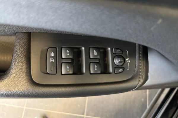 Esittelykuva Volvo XC60 kevythybridiautosta.