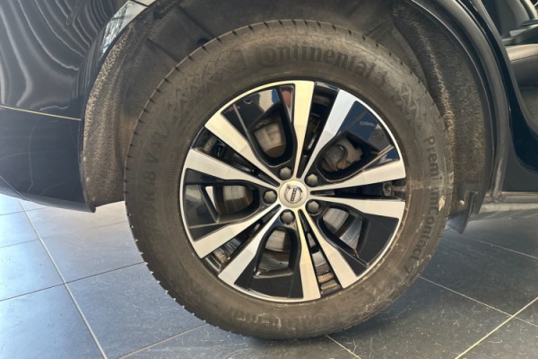 Esittelykuva Volvo XC60 kevythybridiautosta.