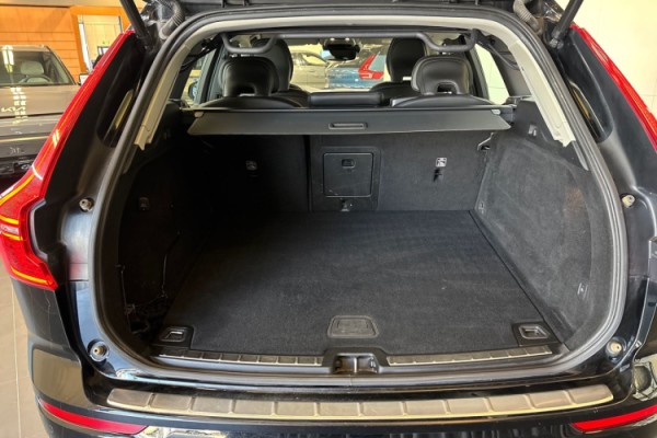 Esittelykuva Volvo XC60 kevythybridiautosta.