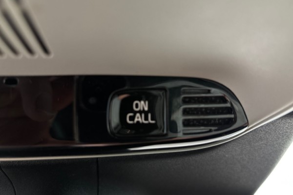 Esittelykuva Volvo XC60 kevythybridiautosta.