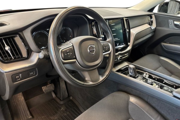 Esittelykuva Volvo XC60 kevythybridiautosta.
