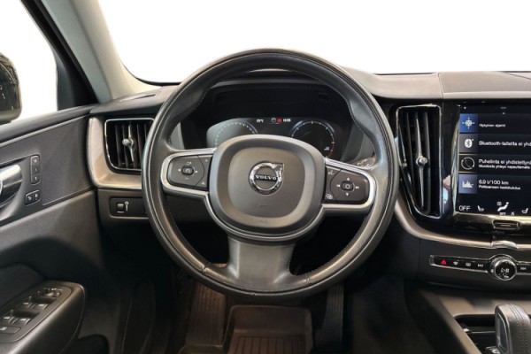 Esittelykuva Volvo XC60 kevythybridiautosta.
