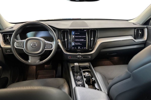 Esittelykuva Volvo XC60 kevythybridiautosta.