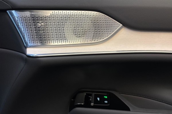 Esittelykuva Volvo EX90 täyssähköautosta.