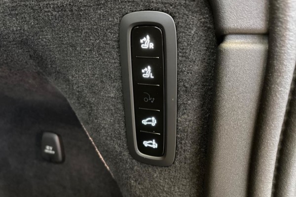 Esittelykuva Volvo EX90 täyssähköautosta.