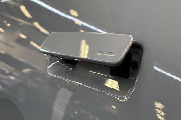Esittelykuva Volvo EX90 täyssähköautosta.