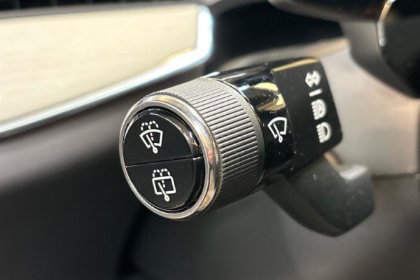 Esittelykuva Volvo EX90 täyssähköautosta.
