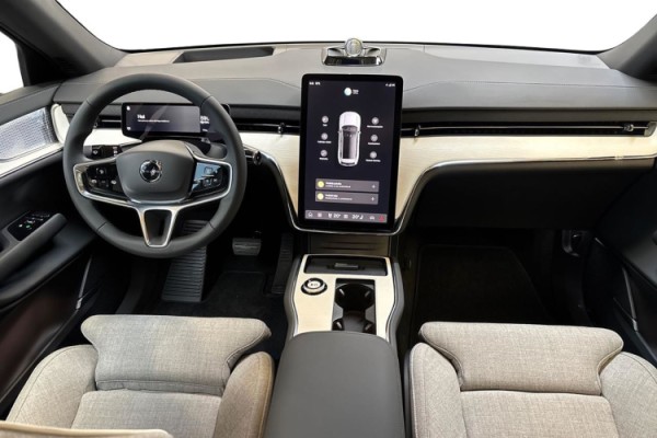 Esittelykuva Volvo EX90 täyssähköautosta.