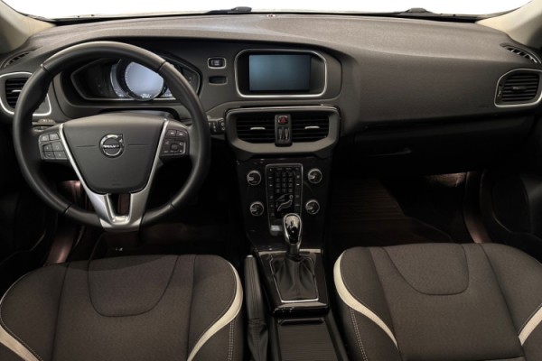 Esittelykuva Volvo V40 bensiiniautosta.