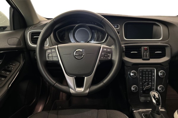 Esittelykuva Volvo V40 bensiiniautosta.