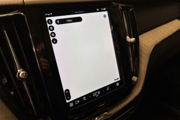 Esittelykuva Volvo XC60 lataushybridiautosta.
