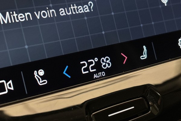Esittelykuva Volvo XC60 lataushybridiautosta.