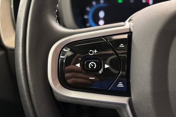 Esittelykuva Volvo XC60 lataushybridiautosta.