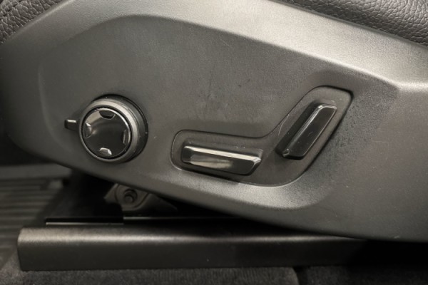Esittelykuva Volvo XC60 lataushybridiautosta.