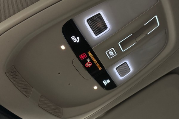 Esittelykuva Volvo XC60 lataushybridiautosta.