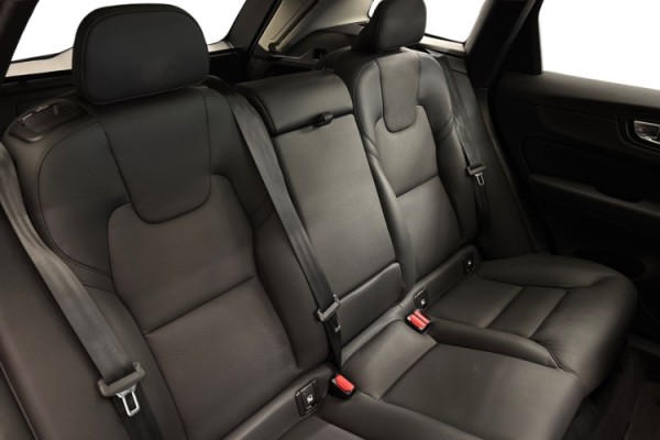 Esittelykuva Volvo XC60 lataushybridiautosta.