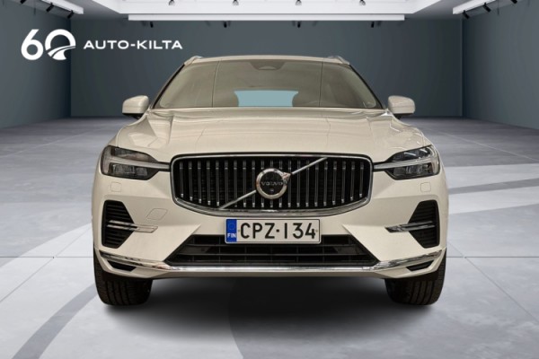 Esittelykuva Volvo XC60 lataushybridiautosta.