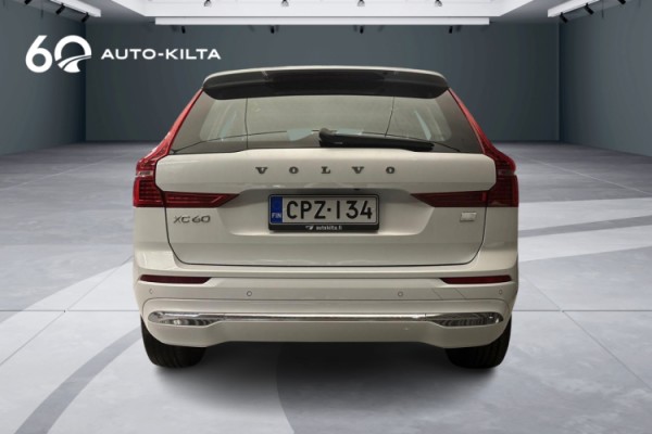 Esittelykuva Volvo XC60 lataushybridiautosta.
