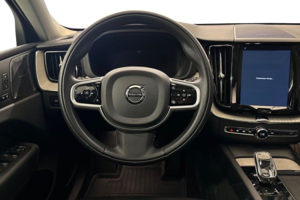 Esittelykuva Volvo XC60 lataushybridiautosta.