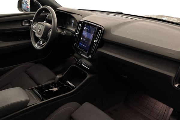 Esittelykuva Volvo XC40 täyssähköautosta.