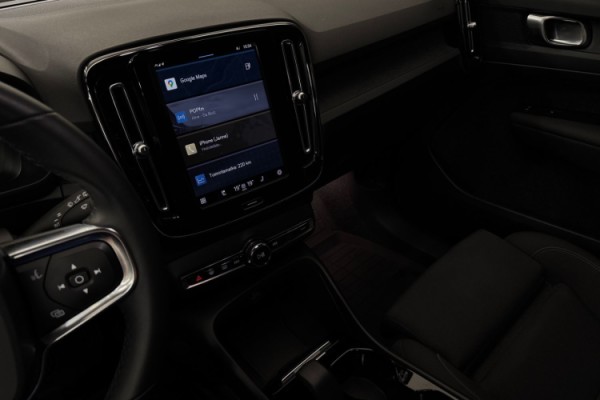 Esittelykuva Volvo XC40 täyssähköautosta.
