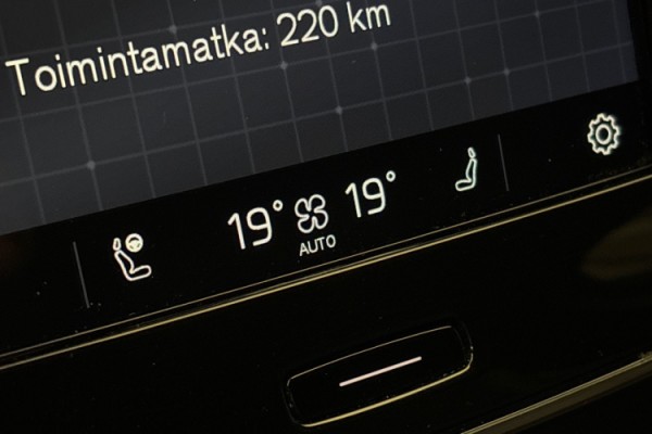 Esittelykuva Volvo XC40 täyssähköautosta.