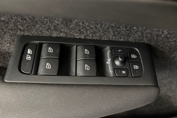 Esittelykuva Volvo XC40 täyssähköautosta.