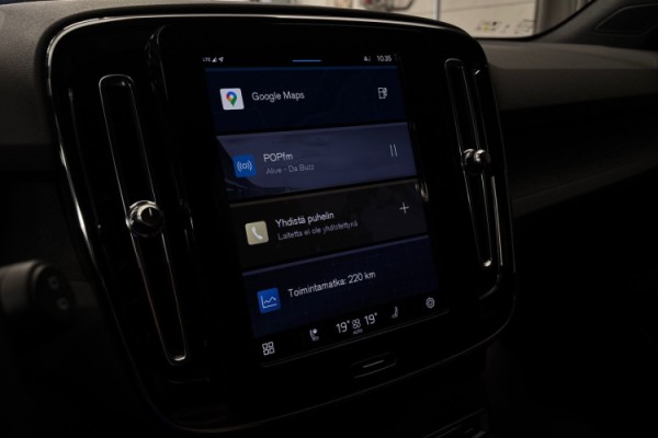 Esittelykuva Volvo XC40 täyssähköautosta.