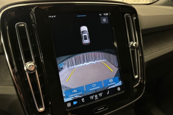 Esittelykuva Volvo XC40 täyssähköautosta.
