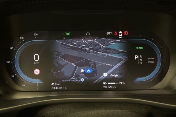 Esittelykuva Volvo XC40 täyssähköautosta.