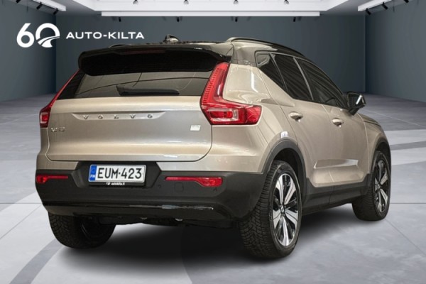Esittelykuva Volvo XC40 täyssähköautosta.